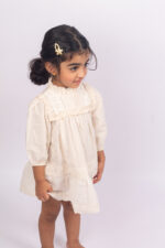 WD4019 فستان دانتيل عاجي بكشكش - Image 6