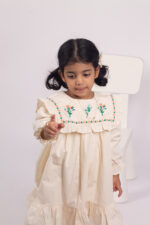 WD4096 فستان تطريز ورود مع كشكش – عاجي - Image 4