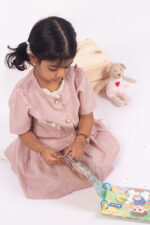 WD3514 طقم بلوزة وتنورة بفيونكات – وردي - Image 3