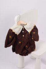 WD4437 أوفرول قطني مُطرّز بياقة كلاسيكية – بني - Image 3