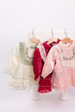 WD3379 فستان ستان مطرّز بياقة دانتيل - Image 8