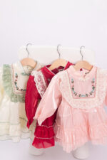 WD3379 فستان ستان مطرّز بياقة دانتيل - Image 11