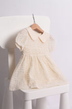 فستان دانتيل عاجي بياقة كلاسيكية - Image 3