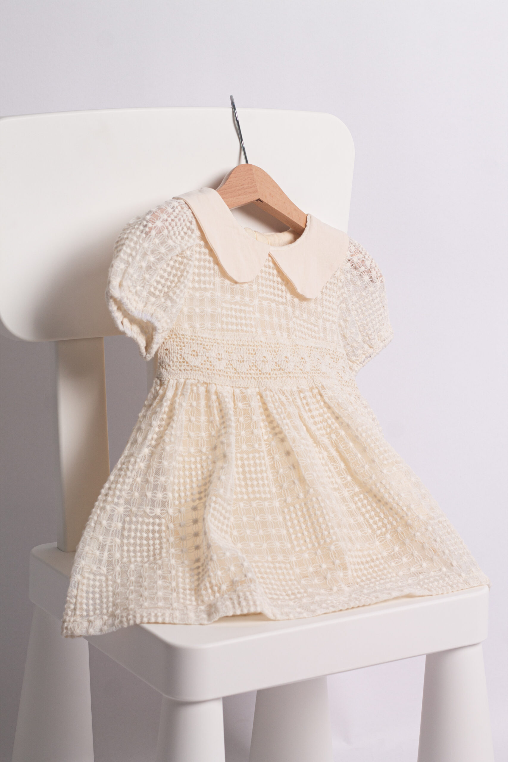 IMG_2728 فستان دانتيل عاجي بياقة كلاسيكية - Image 1