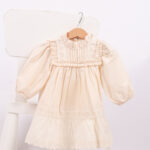 WD4019 فستان دانتيل عاجي بكشكش