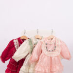 WD3379 فستان ستان مطرّز بياقة دانتيل