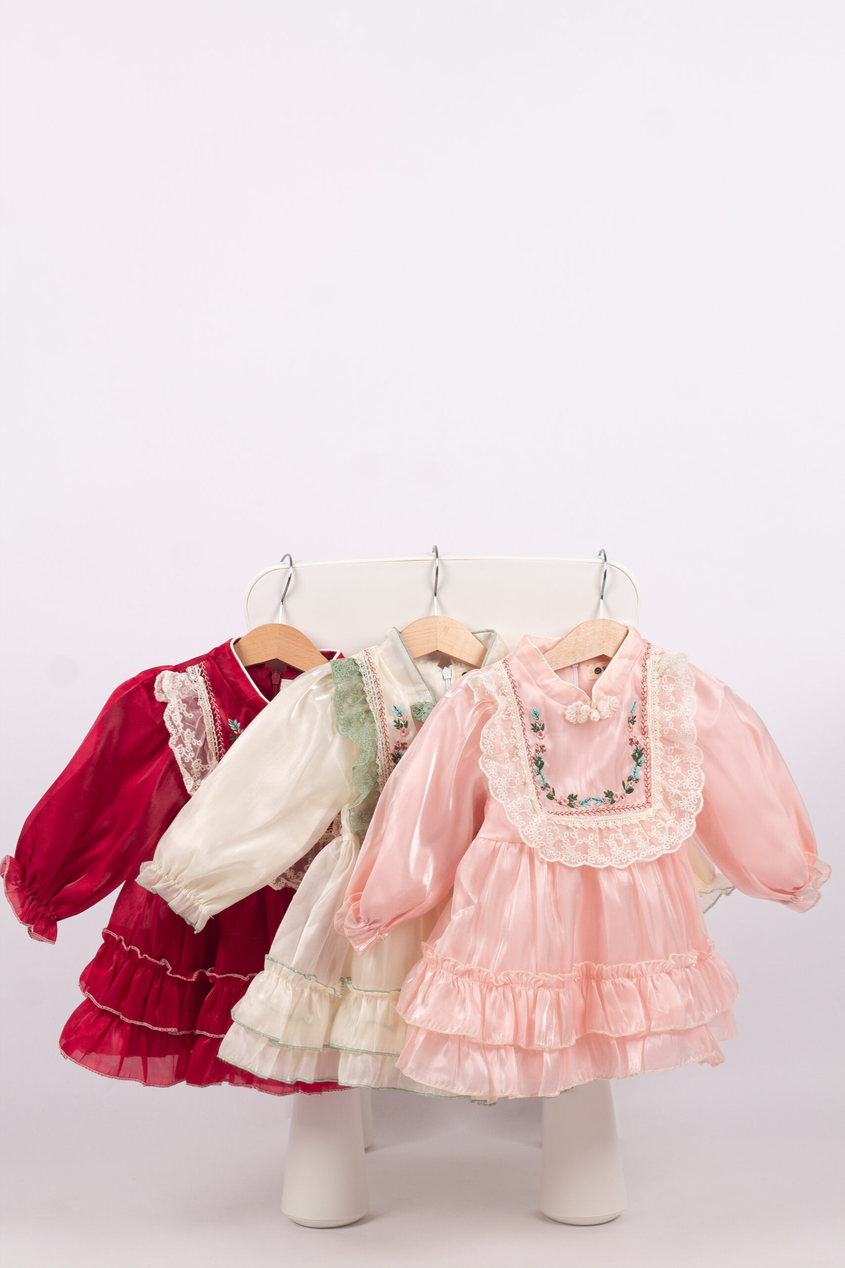 IMG_2835 WD3379 فستان ستان مطرّز بياقة دانتيل - Image 1