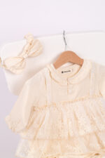 WD325 فستان تول عاجي بطبقات مع ربطة شعر - Image 3