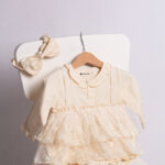 WD325 فستان تول عاجي بطبقات مع ربطة شعر