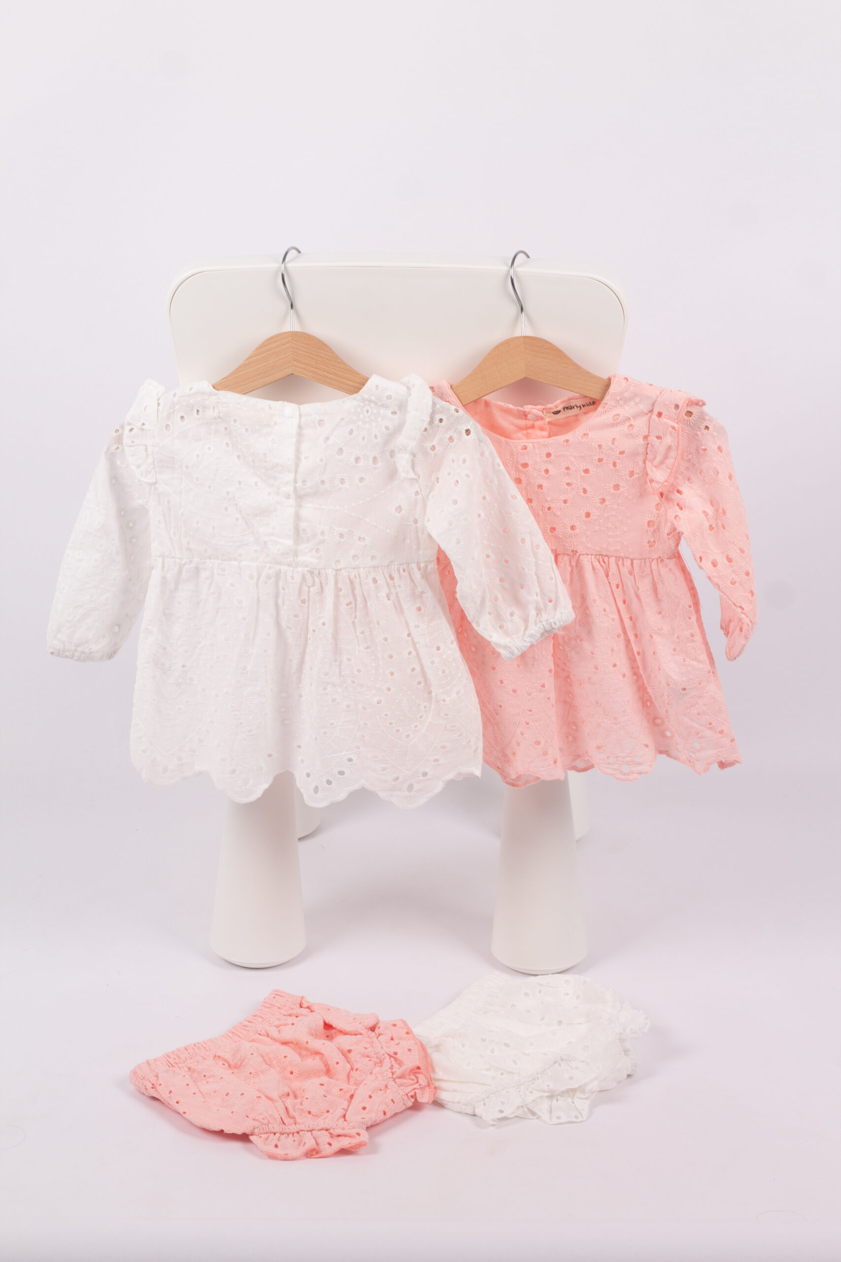 IMG_2933 WD4432 طقم فستان دانتيل مع شورت – أبيض / وردي - Image 1