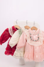 WD3379 فستان ستان مطرّز بياقة دانتيل - Image 20