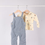 66203 طقم أولاد شتوي – أفرول مخملي مع بلوزة برسومات هندسية