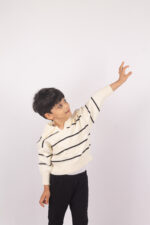 WD4099 بلوفر مخطط بياقة واسعة – أوف وايت × أسود - Image 3