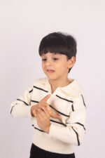 WD4099 بلوفر مخطط بياقة واسعة – أوف وايت × أسود - Image 8