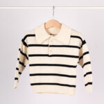 WD1336 كنزة مخططة بياقة كبيرة – Striped Wide-Collar Knit