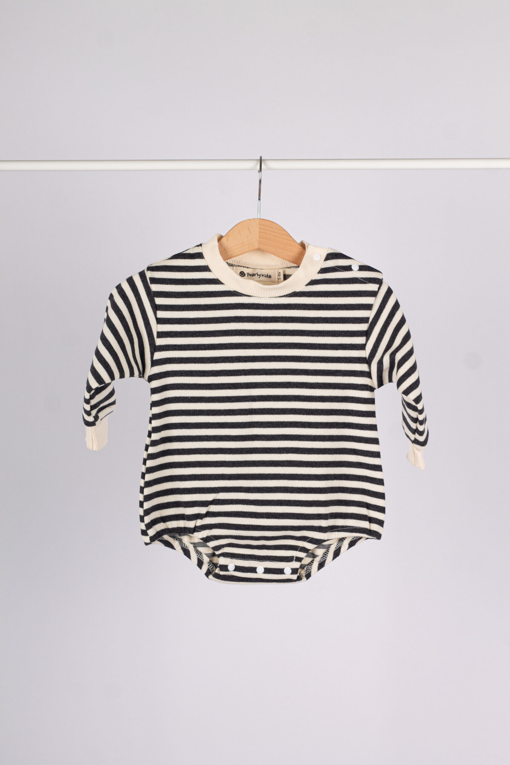 IMG_3427 23231 رومبر مخطط بأكمام طويلة – تصميم كلاسيكي مريح - Image 1