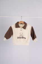 WD3977 بلوزة أطفال بولو بطبعة دب – أوف وايت × بني - Image 3