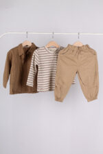 WD4083 طقم أولاد 3 قطع – جاكيت خفيف + بلوزة مخططة + بنطال بقصّة مريحة - Image 3