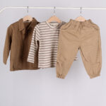 WD4083 طقم أولاد 3 قطع – جاكيت خفيف + بلوزة مخططة + بنطال بقصّة مريحة