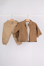 WD4083 طقم أولاد 3 قطع – جاكيت خفيف + بلوزة مخططة + بنطال بقصّة مريحة - Image 12