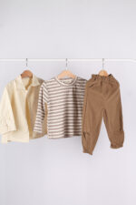 WD4083 طقم أولاد 3 قطع – جاكيت خفيف + بلوزة مخططة + بنطال بقصّة مريحة - Image 15