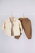 WD4083 طقم أولاد 3 قطع – جاكيت خفيف + بلوزة مخططة + بنطال بقصّة مريحة - Image 18