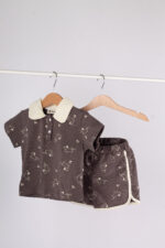 23245 طقم أطفال قطعتين – تيشيرت بياقة بولو + شورت – بني منقّش - Image 5