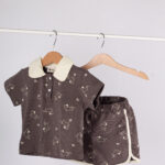 23245 طقم أطفال قطعتين – تيشيرت بياقة بولو + شورت – بني منقّش