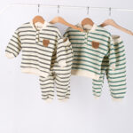 WD3889 طقم أطفال مخطط قطعتين –  مع تطريز دب