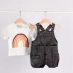 23240 طقم أولادي قطعتين – سالوبيت جينز فحمّي + قميص أبيض