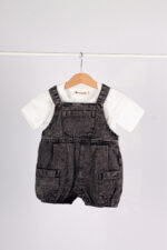 23240 طقم أولادي قطعتين – سالوبيت جينز فحمّي + قميص أبيض - Image 11