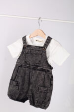 23240 طقم أولادي قطعتين – سالوبيت جينز فحمّي + قميص أبيض - Image 13