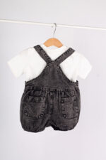 23240 طقم أولادي قطعتين – سالوبيت جينز فحمّي + قميص أبيض - Image 3