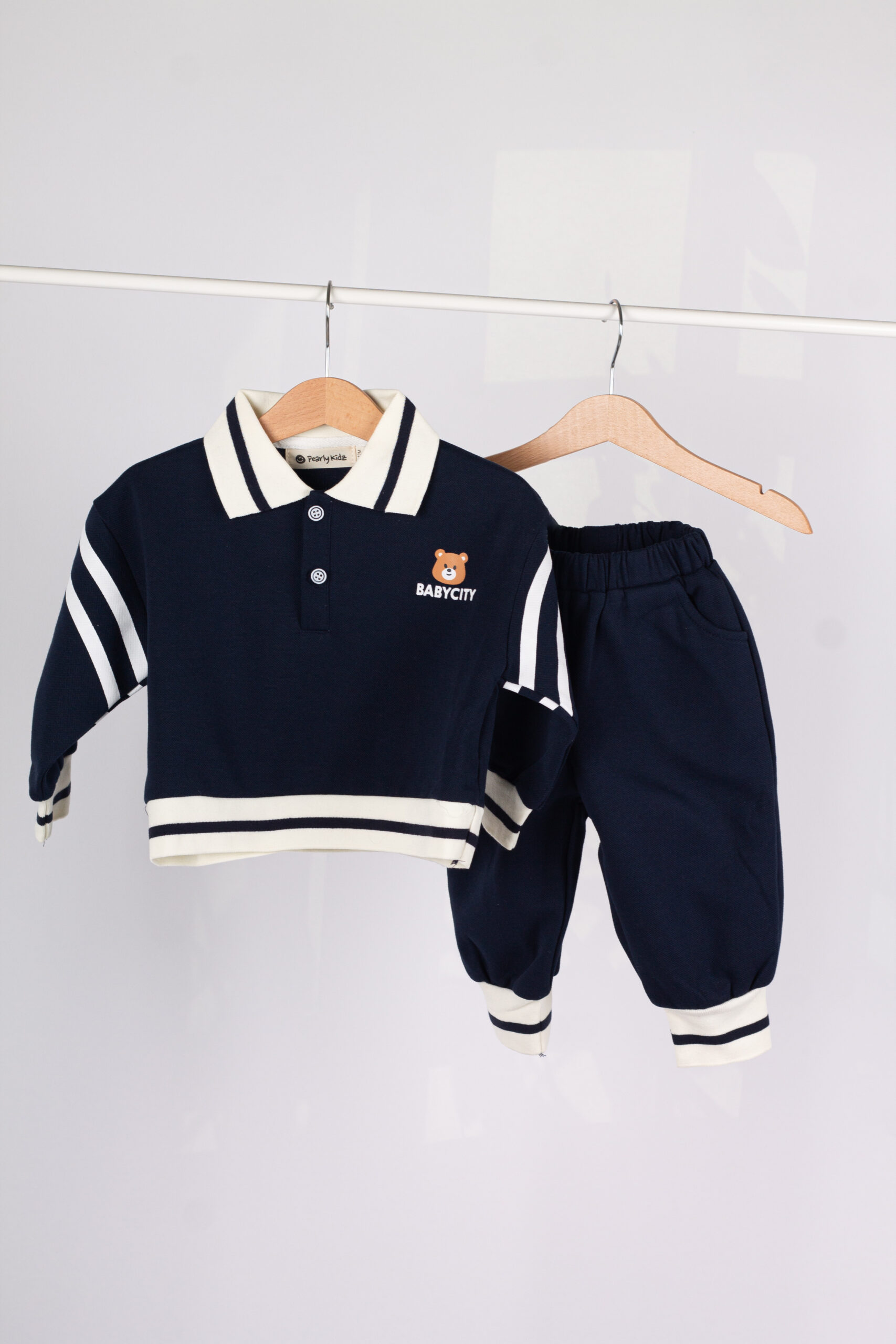 IMG_3604 WD3703 طقم أولادي قطعتين – تيشيرت بولو كحلي + بنطال مريح - Image 1