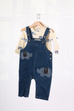 23232 طقم أولادي قطعتين – سالوبيت جينز بفيل مطرّز + قميص مطبوع