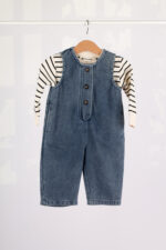 23157 طقم أولادي قطعتين – سالوبيت جينز بدون أكمام + قميص مخطط - Image 5