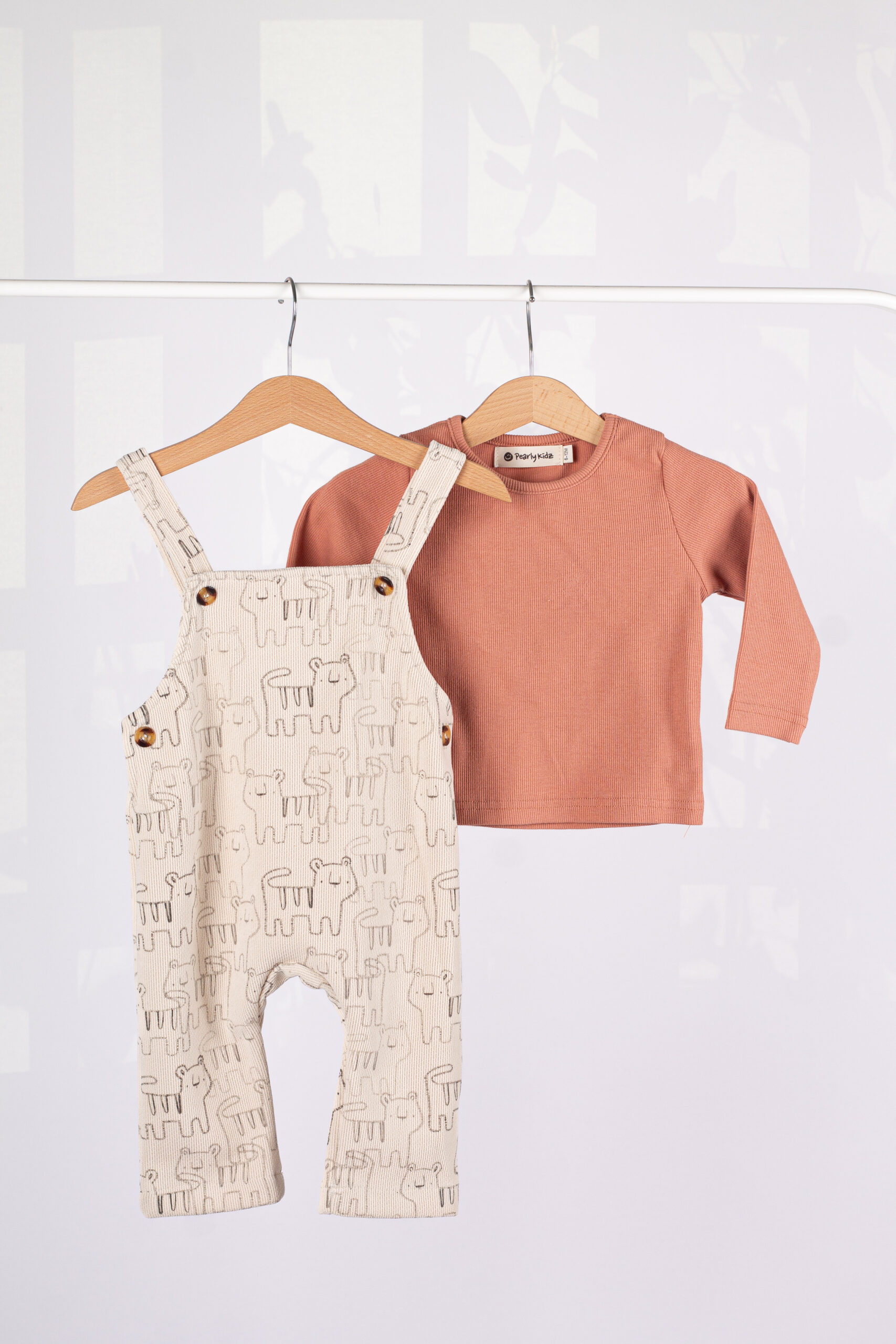 IMG_3644 66205 طقم أولادي قطعتين – سالوبيت بطبعة حيوانات + قميص طويل - Image 1