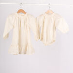 WD4183 فستان دانتيل كريمي بنقشة ناعمة – للبنات