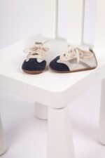 X1018 حذاء أطفال ناعم بتصميم رياضي – بيج × كحلي - Image 2